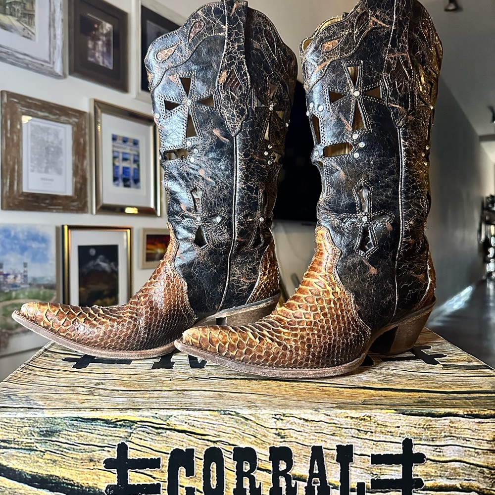 Corral Women's Black and Brown Heeled Boots
